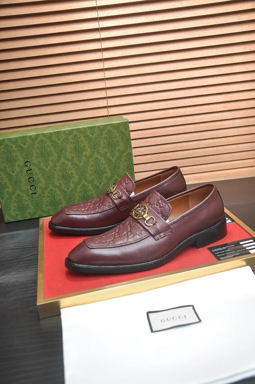 Men's shoes💰460💶Italy's top luxury men's shoes giant [GUCCI Gucci] has a new model 🍃Original European style🔰 Pleasant to the eye😍In order to make the shoes more durable and non-deformable🌀The production continues to follow traditional methods but there is still no lack of innovation💪The original cowhide is chosen for the leather♻️ Smooth, natural and exceptionally bright⭐Made of imported cowhide, the first choice of the rich 38-45 (45 customized)